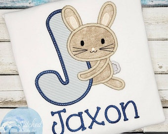 Camisa bordada con conejito de Pascua y letra alfa/Camisa de Pascua/Búsqueda de huevos de Pascua/Conejito de Pascua personalizado para niños/Ropa unisex para niños