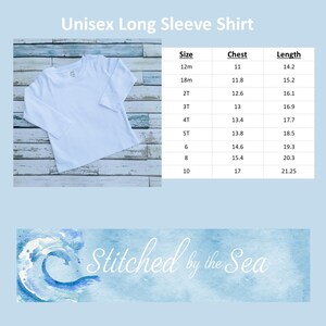 Puede incluir: Camiseta blanca de manga larga con una tabla de tallas que muestra las medidas de pecho y longitud en pulgadas para las tallas de 12 meses a 10 a&ntilde;os. La tabla est&aacute; etiquetada como "Unisex Long Sleeve Shirt". El texto "Stitched by the Sea" est&aacute; en la parte inferior de la imagen.