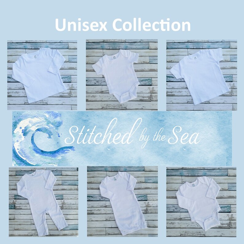 Puede incluir: Seis bodys y camisetas blancas para beb&eacute; sobre un fondo de madera. Los bodys tienen mangas largas y mangas cortas. Las camisetas tienen mangas largas y mangas cortas. El texto "Stitched by the Sea" est&aacute; en el centro de la imagen.