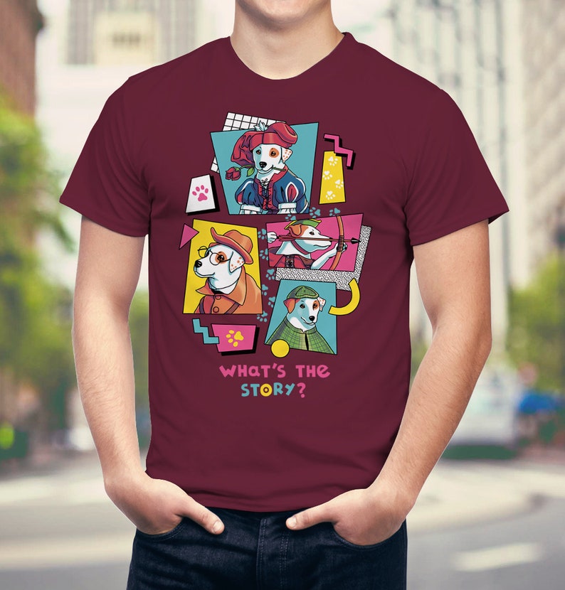 Op de afbeelding: Bordeauxrood T-shirt met een grafisch ontwerp van vier honden in verschillende kostuums, tegen kleurrijke geometrische vormen. De tekst "WHAT'S THE STORY?" staat eronder. Het shirt is gemaakt van zacht materiaal.