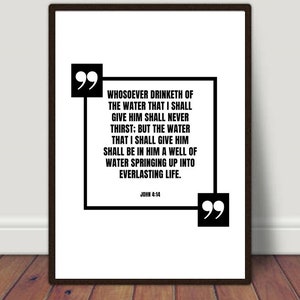 Könnte beinhalten: Schwarz-weißes druckbares Wandbild mit einem Zitat aus der Bibel, Johannes 4,14: "Wer von dem Wasser trinkt, das ich ihm geben werde, der wird in Ewigkeit keinen Durst mehr haben. Denn das Wasser, das ich ihm geben werde, wird in ihm zu einer Quelle werden, die ins ewige Leben quillt."