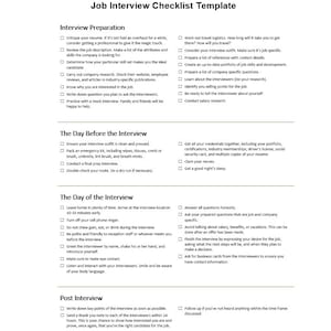 Puede incluir: Una lista de verificación en blanco y negro titulada "Job Interview Checklist Template" con secciones para la preparación de la entrevista, el día anterior, el día de la entrevista y después de la entrevista. Cada sección enumera viñetas con consejos.