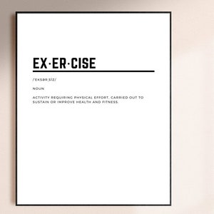 Pu&ograve; includere: Un poster stampabile in bianco e nero con la parola "EX-ER-CISE" in grassetto, seguita dalla pronuncia fonetica e dalla definizione della parola come sostantivo. La definizione recita: "Attivit&agrave; che richiede sforzo fisico, svolta per mantenere o migliorare la salute e la forma fisica."