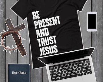 Esté presente y confíe en Jesús, camiseta de fe, camiseta cristiana, regalo cristiano, camiseta religiosa, camiseta de Jesús, regalo de ropa cristiana, regalo religioso
