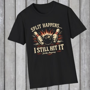 Può includere: T-shirt nero con grafica a tema bowling. Il design presenta una palla da bowling, birilli e la scritta "SPLIT HAPPENS... I STILL HIT IT Strike Anyway" in stile vintage. La maglietta è realizzata in materiale morbido.