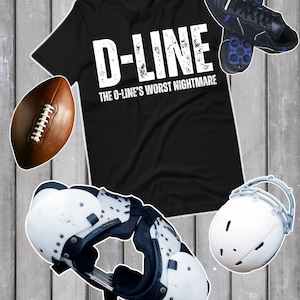 Könnte beinhalten: Schwarzes T-Shirt mit dem Text "D-LINE THE O-LINE'S WORST NIGHTMARE" in Weiß. Das Bild enthält einen Football, Schulterpolster, einen Helm und Stollen. Die Artikel sind auf einem grauen Holzgrund angeordnet.