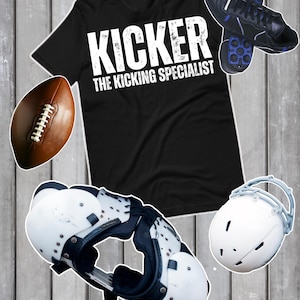 Op de afbeelding: Een zwart t-shirt met de tekst "KICKER THE KICKING SPECIALIST" in het wit. De afbeelding bevat ook een bruine voetbal, zwarte schoenplaatjes met blauwe accenten, een witte voetbalhelm en witte en zwarte schouderbeschermers. De items zijn gerangschikt op een grijze houten achtergrond.