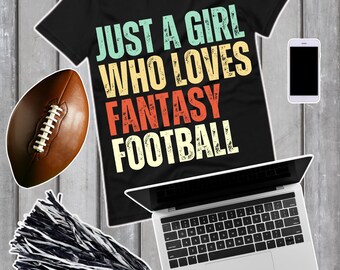 Gewoon een meisje dat van fantasyvoetbal houdt, grappig fantasyvoetbalfeest, fantasyvoetbalshirt, fantasyvoetbal T-shirt, cadeau voetbalfan