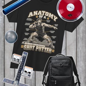 以下が含まれることがあります： Anatomy of a Shot Putterの文字が入った黒いTシャツ、青いリレーバトン、赤い円盤、灰色の砲丸、cm単位の目盛りが付いた金属製の測定ツール、複数のジッパー付きポケットがある黒いバックパック。