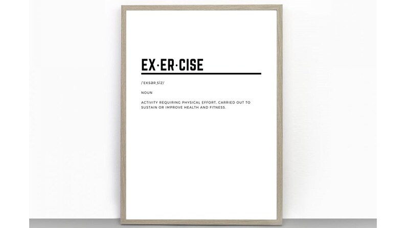 Pu&ograve; includere: Un poster stampabile in bianco e nero con la parola "EX-ER-CISE" in grassetto, seguita dalla pronuncia fonetica e dalla definizione della parola. La definizione &egrave; "Attivit&agrave; che richiede sforzo fisico, svolta per mantenere o migliorare la salute e la forma fisica."
