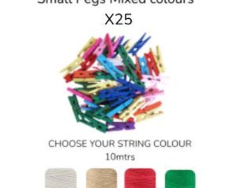 Guirlande photo et pinces à linge : 25 petites pinces colorées pour accrocher des photos au mur, pour Noël ou un anniversaire.