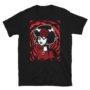 Puede incluir: Camiseta negra con una imagen pixelada de una chica con una espiral roja y blanca en el ojo. La chica está rodeada de remolinos rojos y blancos.