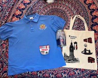 Londyn, Anglia Pamiątki: koszulka polo, płócienna torba na zakupy, puszka na herbatę i portmonetka.