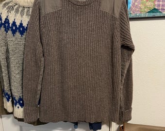 Maglione in lana merino LL Bean con toppe su spalle e gomiti.