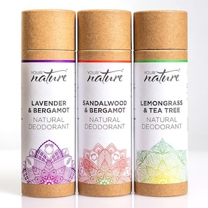 Peut inclure: Trois déodorants naturels en bâton avec un extérieur en carton brun. Les étiquettes présentent un motif de mandala et le texte "Your Nature" avec les noms de parfums : Lavande & Bergamote, Bois de santal & Bergamote, et Citronnelle & Tea Tree.