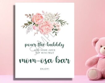 Może przedstawiać: Biały znak z kwiatowymi akcentami i tekstem "pour the bubbly, mom-osa bar". Różowy miś i różowe balony w tle. Znak ma akwarelowy kwiatowy wzór z różowymi i białymi kwiatami.