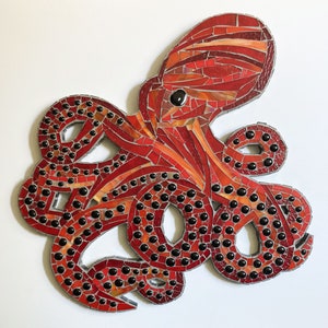 Puede incluir: Arte de pared de pulpo de mosaico rojo y negro. El pulpo está hecho de pequeñas baldosas de vidrio y tiene un diseño detallado.