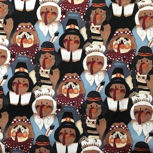 Puede incluir: Tela con temática de Acción de Gracias con un patrón repetido de personajes de pavo vestidos con varios atuendos. Los pavos tienen piel morena, carúnculas rojas y llevan sombreros de peregrino, gorros y cintas para la cabeza de estilo nativo americano. El fondo es negro.