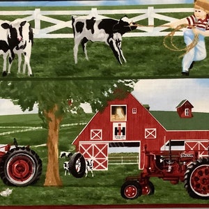 Può includere: Una scena di fattoria rossa e bianca con un trattore rosso, un fienile rosso con la scritta "IH International Harvester" sul lato, una staccionata bianca, mucche e un ragazzo che tira una corda legata a un vitello.