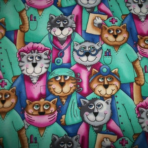 Può includere: Un tessuto colorato con un motivo ripetitivo di gatti dei cartoni animati vestiti da medici. I gatti indossano camici blu, verdi e rosa con simboli e accessori medici.