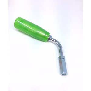 Könnte beinhalten: Ein Werkzeug mit grünem Griff, gebogenem, silberfarbenem Metallschaft und silberfarbener sechseckiger Basis. Der Griff hat eine leuchtend grüne Farbe. Das Werkzeug befindet sich vor einem weißen Hintergrund.