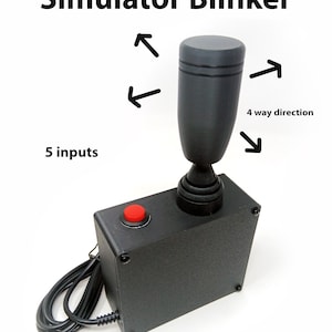 Könnte beinhalten: Ein schwarzer Simulator-Blinker mit einem Joystick und einem roten Knopf. Der Text "Simulator Blinker" steht oben. Das Bild zeigt "5 Eingänge" und "4-Wege-Richtung" mit Pfeilen.