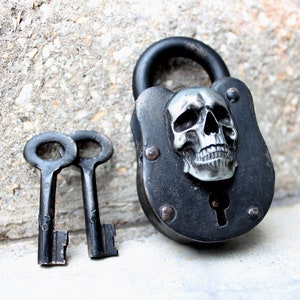 Skull cast iron wicca lock pirate antique treasure chest medievil skeleton key