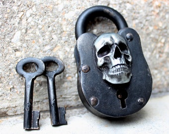 Skull cast iron wicca lock pirate antique treasure chest medievil skeleton key