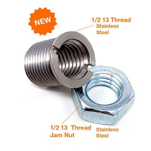 Könnte beinhalten: Eine Edelstahl-Sicherungsmutter mit 1/2 13 Gewinde und silberner Oberfläche. Die Sicherungsmutter ist so konzipiert, dass sie das Lösen einer Gewindesicherung verhindert. Die Sicherungsmutter wird auch als Kontermutter bezeichnet.