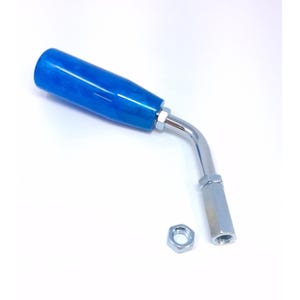 Op de afbeelding: Een blauwe handgreep met een gebogen, verchroomde metalen schacht en een zeskantmoer. De handgreep is felblauw van kleur en lijkt gemaakt van een glad, glanzend materiaal. De metalen schacht heeft een schroefdraadeinde.