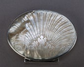 3488 A fine, early 18th century, circa 1720 carved and engraved mother of pearl snuff box FREE WORLDWIDE SHIPPING