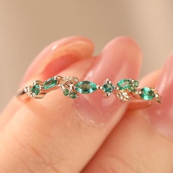 Aliança de casamento com esmeralda verde, anel combinando, anel inspirado na natureza com formato de folha, anel para usar em conjunto com outros anéis, anel de noivado delicado, anel com pedra do mês de maio.
