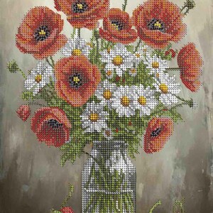 Könnte beinhalten: Kreuzstichbild eines Straußes roter Mohnblumen und weißer Gänseblümchen in einer durchsichtigen Glasvase. Rote Kirschen sind vor der Vase verstreut. Der Hintergrund ist eine neutrale, verschwommene Farbe.