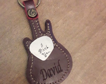 Palheta de guitarra gravada personalizada com chaveiro de couro em formato de guitarra personalizado