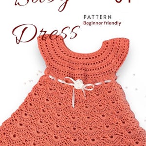 Peut inclure: Une robe bébé en crochet corail avec un ruban de satin blanc et une fleur blanche. La robe a un ourlet festonné et est facile à réaliser pour les débutants. No. 04. PATTERN Facile pour les débutants