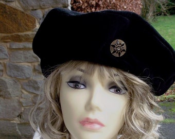 BLACK VELVET BERET Lined in satin, adorned with a classic glass button, finished with grosgrain - Glamour !