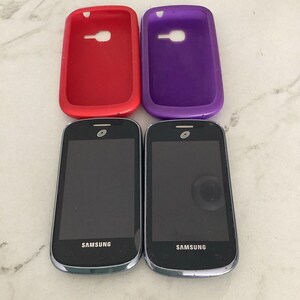 Veel van 2 Samsung SCH-S738C met hoesje. Niet getest
