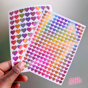 Hoja de pegatinas holográficas de vinilo con corazones en oro rosa. Pegatinas de corazón para agenda de viñetas.