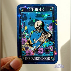 Adesivo de vinil com a carta de tarô "O Pensador Exagerado". Adesivo holográfico de Halloween.