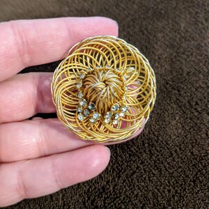 Vintage Gold-tone Weiss Wire Bonnet Brooch with Rhinestone Trim