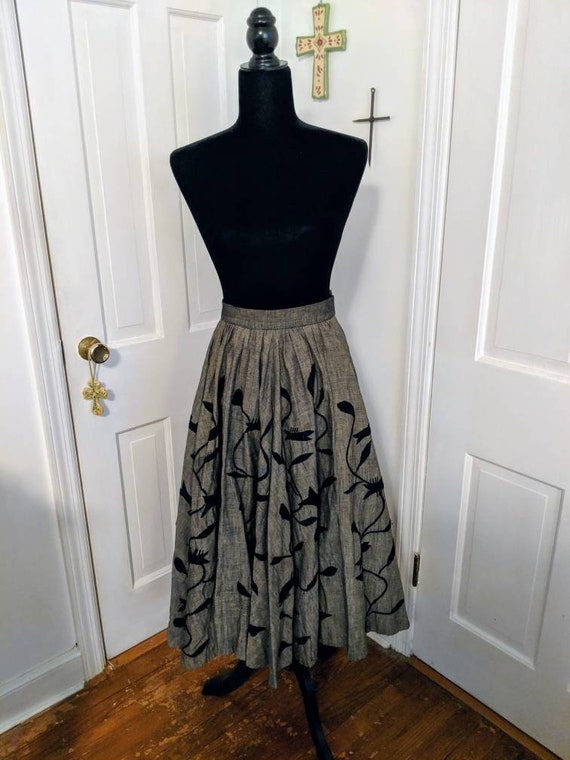 VINTAGE Táchi Castillo Grey Linen with Black Embro