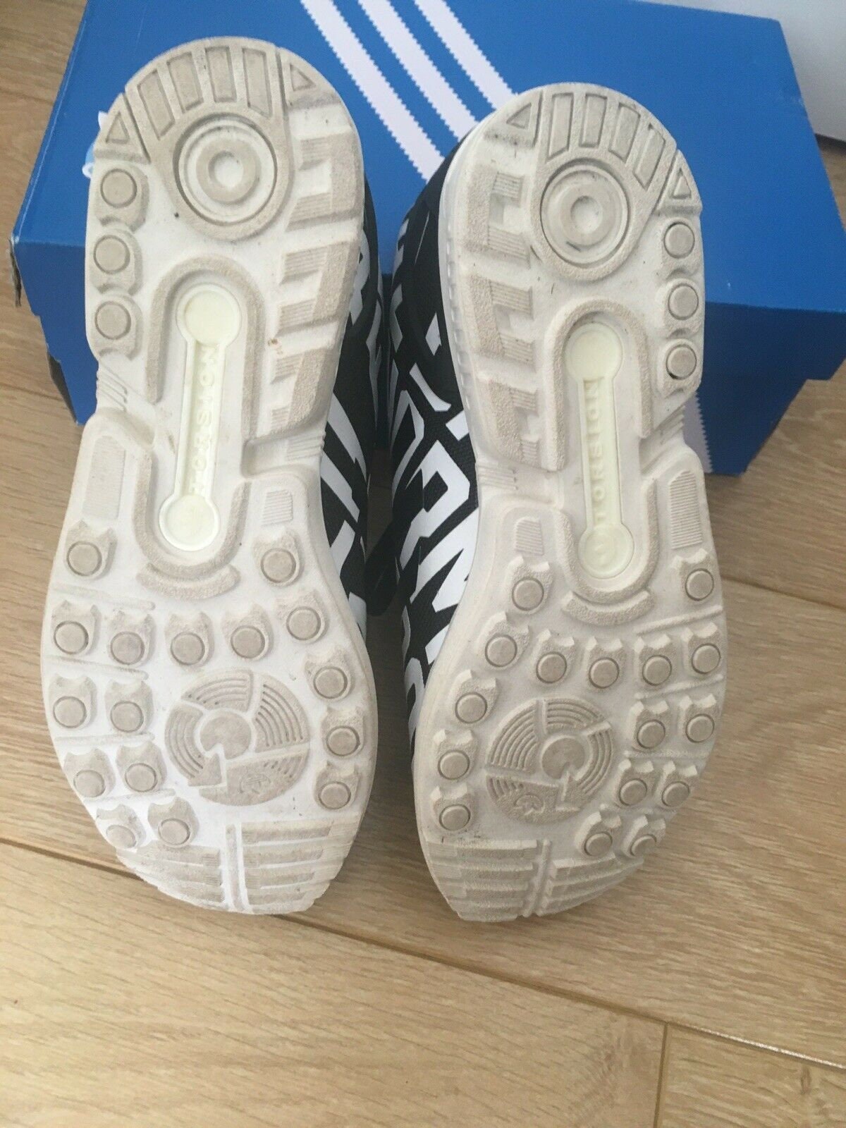 Adidas Leder Sneaker Zx Flux Schwarz WeiB Trainer Rita Ora Seltenes Design Textmuster Atemberaubend auf UK 7 US 8 5 EUR 40 Etsy