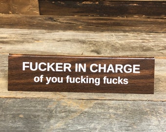 F*cker In Charge Schreibtisch Schild: Lustiges Boss Gag Geschenk