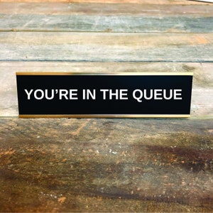 YOUR IN QUEUE Schreibtischschild mit Gravur | Lustiger Boss Gag Freund Geschenk | Büro Geschenk | Knebel Geschenk | Dein Spruch | Büro Dekor | Mitarbeiter