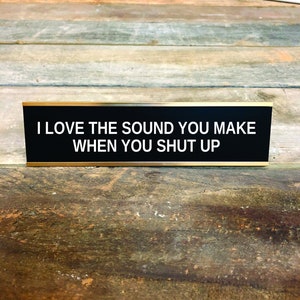 YOU SHUT UP Schreibtischschild mit Gravur | Lustiger Boss Gag Freund Geschenk | Büro Geschenk | Knebel Geschenk | Dein Spruch | Büro Dekor Humor