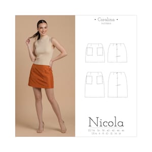 Può includere: Un cartamodello per gonna intitolato Nicola di Coralina Patterns. L'immagine mostra una persona che indossa una minigonna color ruggine con due tasche frontali applicate e un top beige senza maniche a collo alto, accanto a disegni tecnici della gonna.