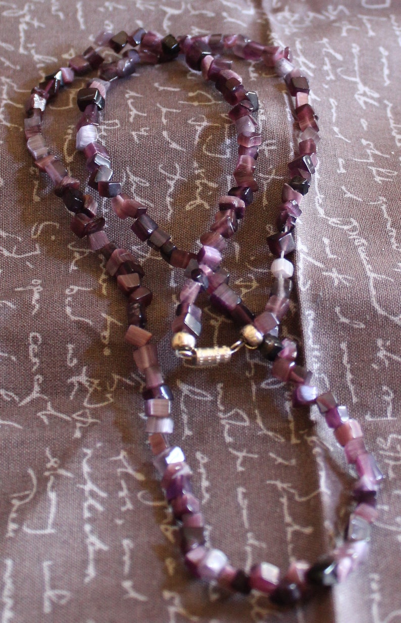 Cat/'s Eye Dark Purple Chipped Glass Necklace