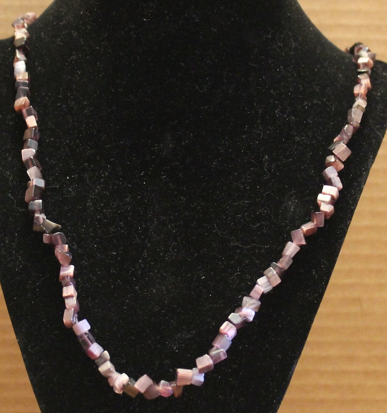 Cat/'s Eye Dark Purple Chipped Glass Necklace