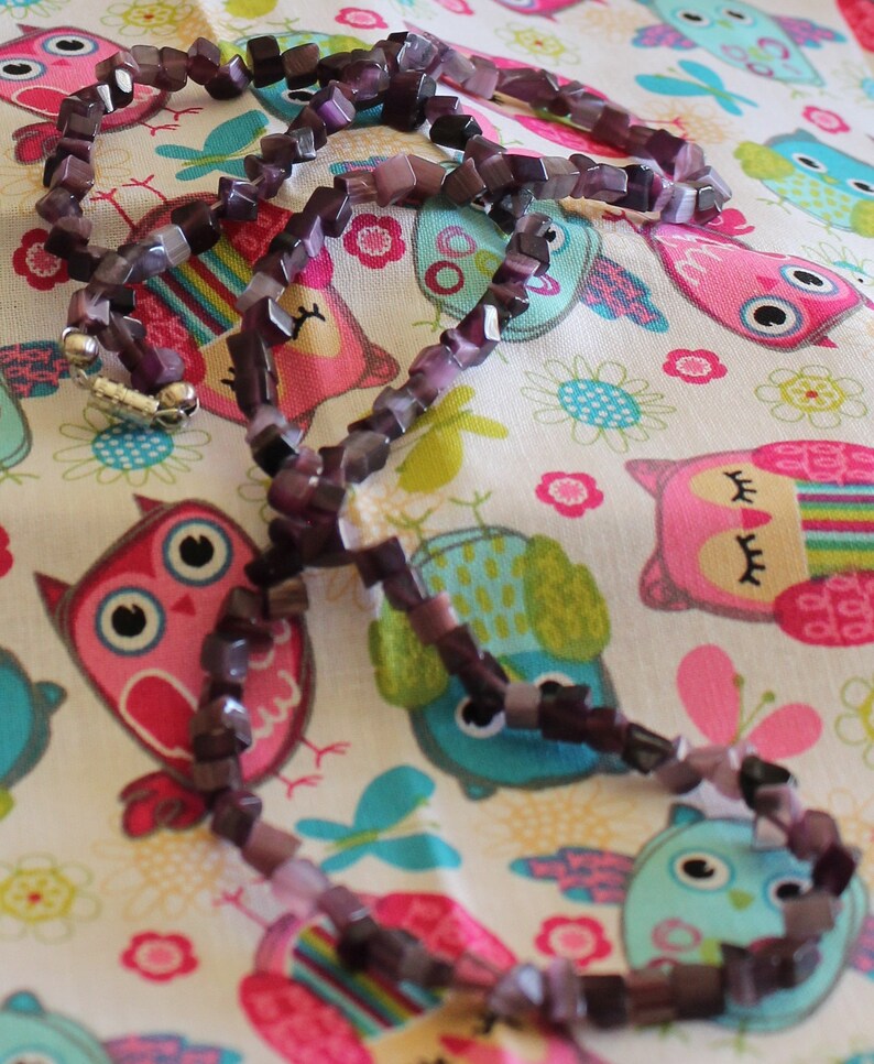 Cat/'s Eye Dark Purple Chipped Glass Necklace
