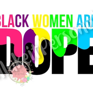 Puede incluir: Texto negro sobre fondo blanco que dice "Black Women Are Dope". La palabra "Dope" está en letras grandes y coloridas con salpicaduras de pintura rosa, púrpura, amarilla, verde y azul.